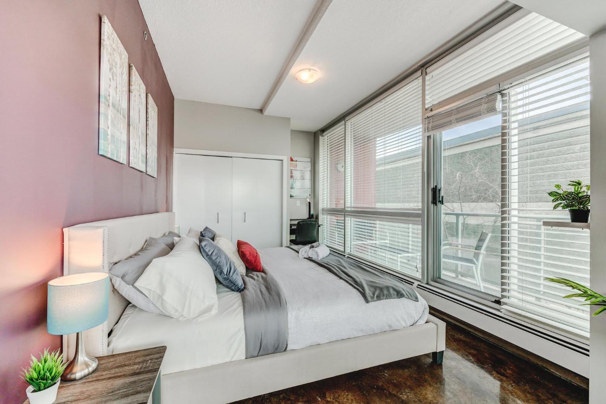 Upscale 2Br Condo - King Bed - Stunning Views คาลการี ภายนอก รูปภาพ