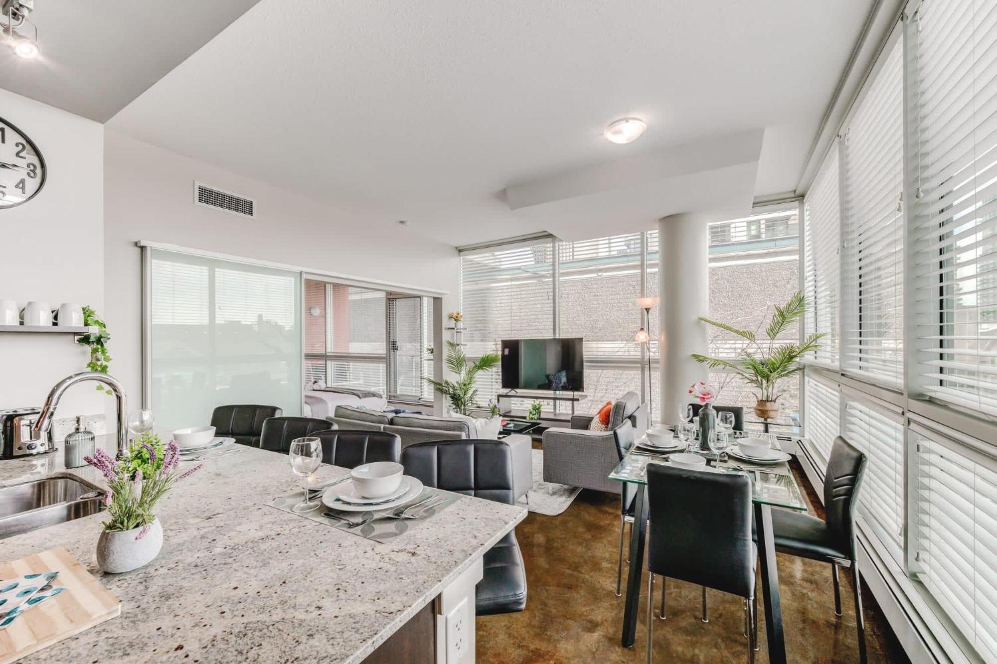 Upscale 2Br Condo - King Bed - Stunning Views คาลการี ภายนอก รูปภาพ